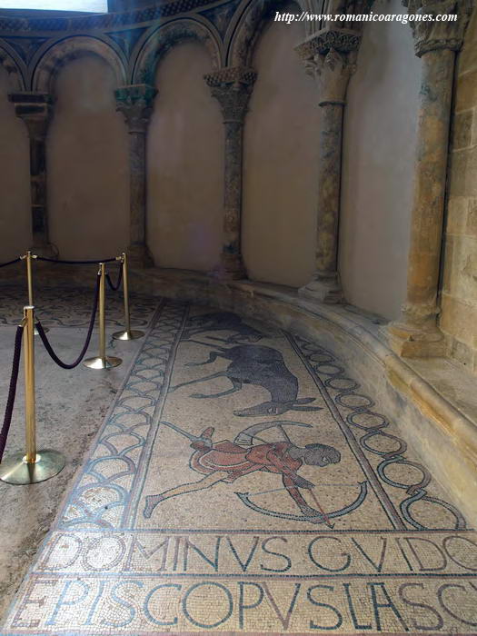 MOSAICO DEL ARQUERO COJO Y EPIGRAFÍA
